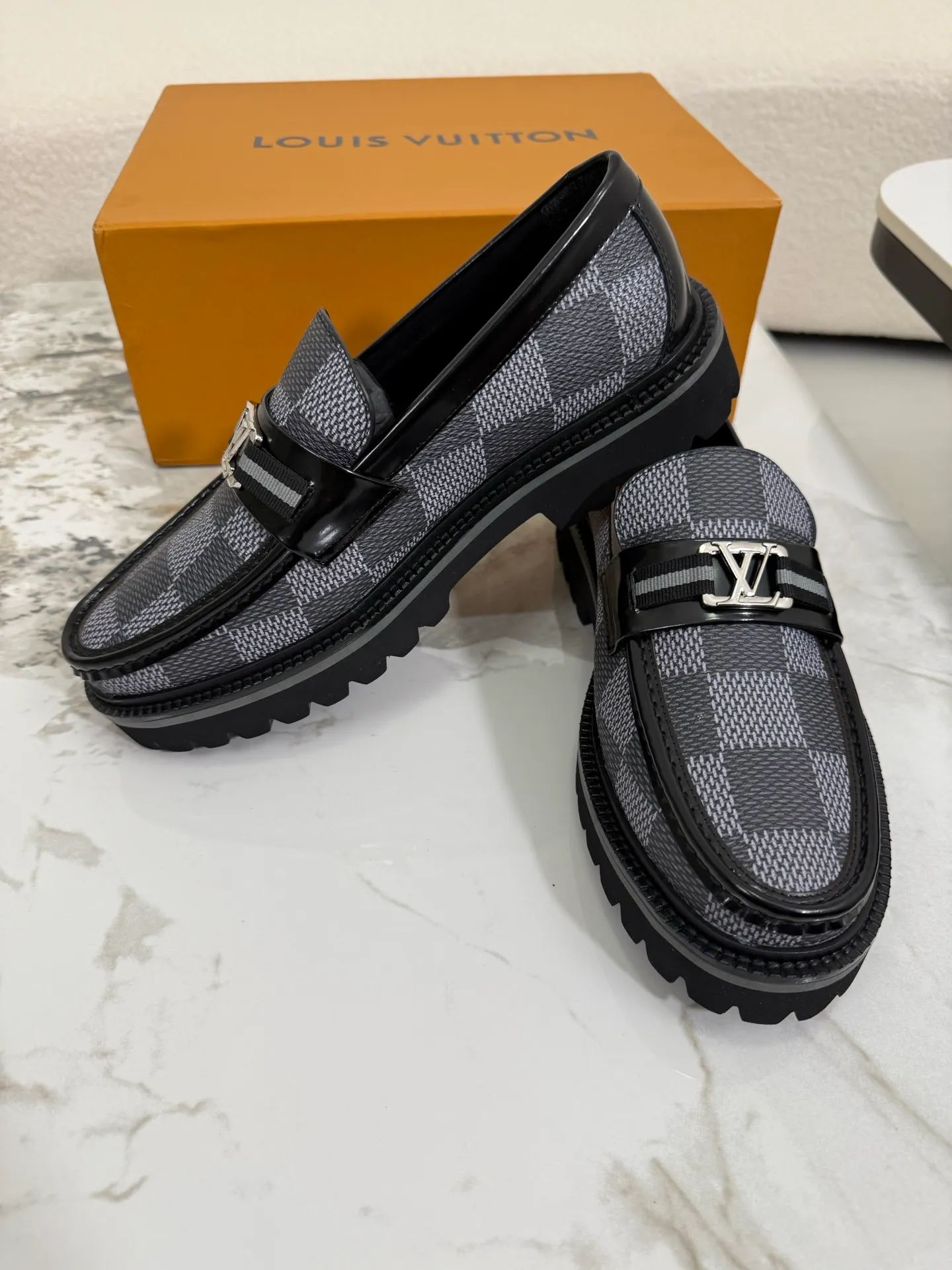 [L Family] Top P: 800💰 ▪️Size: 39-44 (38.45 custom-made) The top male god leather shoes Lv series are sold at the same time with original factory configuration, original cowhide fabric imported from Italy, soft and comfortable, imported water-dyed cow lining, soles: original ultra-light French foam outsole super comfortable, original factory with single goods 🔍🔍high quality, can be entered and exited at will, welcome to compare and synchronize.